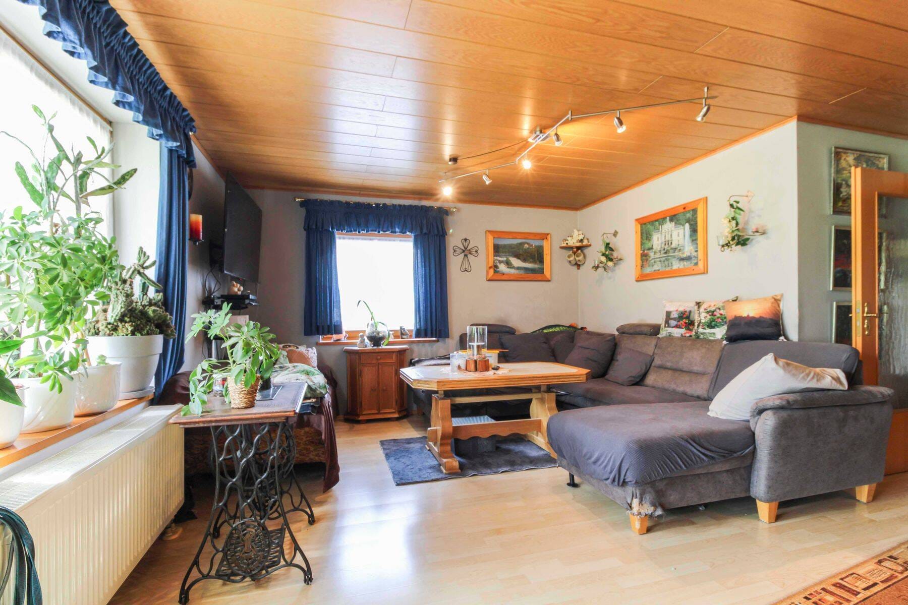 Immobilie in Duggendorf - Zweifamilienhaus mit Einliegerwohnung, Gewerbehalle, Garagen, Werkstatt und Garten in ruhiger Lage - Bild 4
