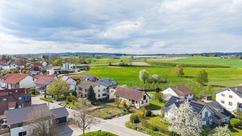 Immobilie in Horgenzell - Eindrucksvolle Höhenlage mit Alpenblick!
- Doppelhaushälfte mit Baugrundstück bei Horgenzell - Bild 1