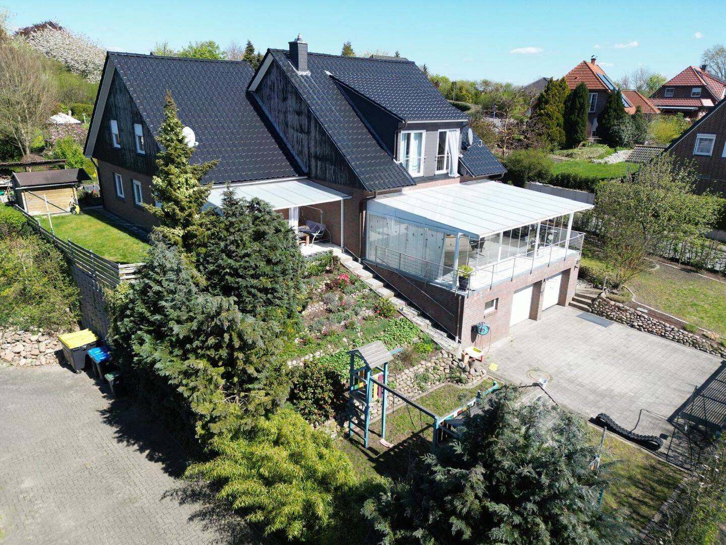Immobilie in Neetze - Zweifamilienhaus mit Doppelhauscharakter – 294 m² Wohnfläche – 1.068 m² Eigentumsgrundstück in 21398 Neetze - Bild 0