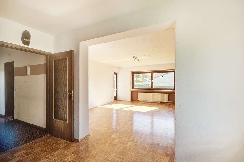 Immobilie in Rennerod - Wohnen mit Freiraum und Perspektive - charmantes Zweifamilienhaus mit Garten und Blick über Rennerod - Bild 4