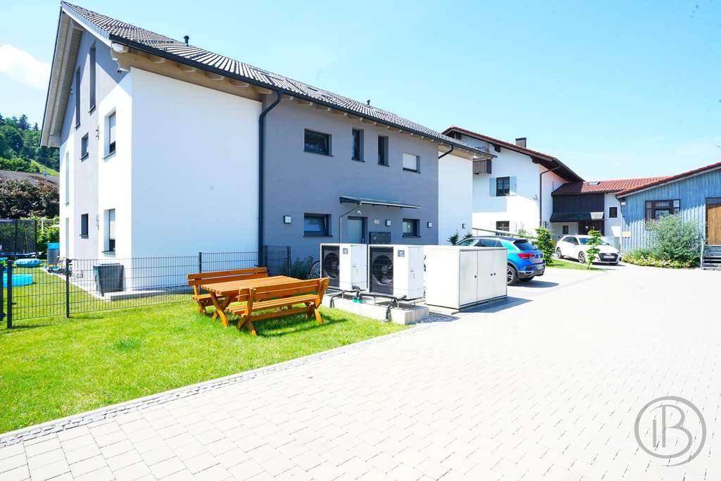 Immobilie in Teisendorf - Hochwertige 4-Zi.-Wohnung inkl. TG-Stellplatz, Einzelgarage & moderner EBK in sonniger Lage. - Bild 1