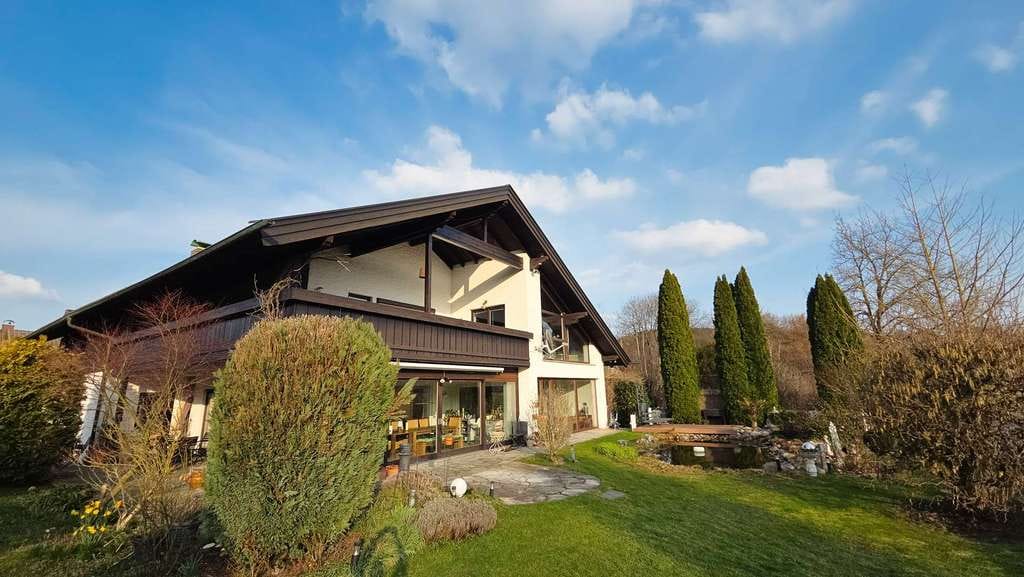 Immobilie in Trostberg - Großzügiger Landsitz mit 1.150qm Gartengrundstück, Schwimmbad und 2 Garagen in Trostberg - Bild 4