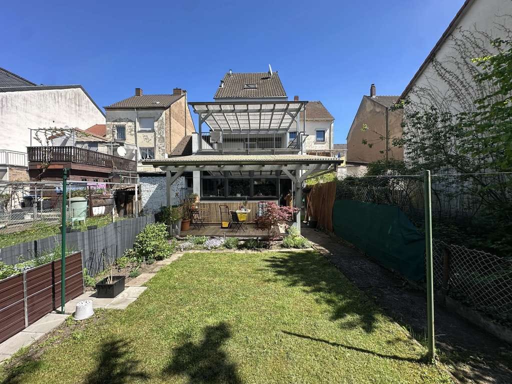 Immobilie in Dillingen/Saar - Charmantes Zweifamilienhaus mit Garten und großzügigen Wohnbereichen - Bild 1