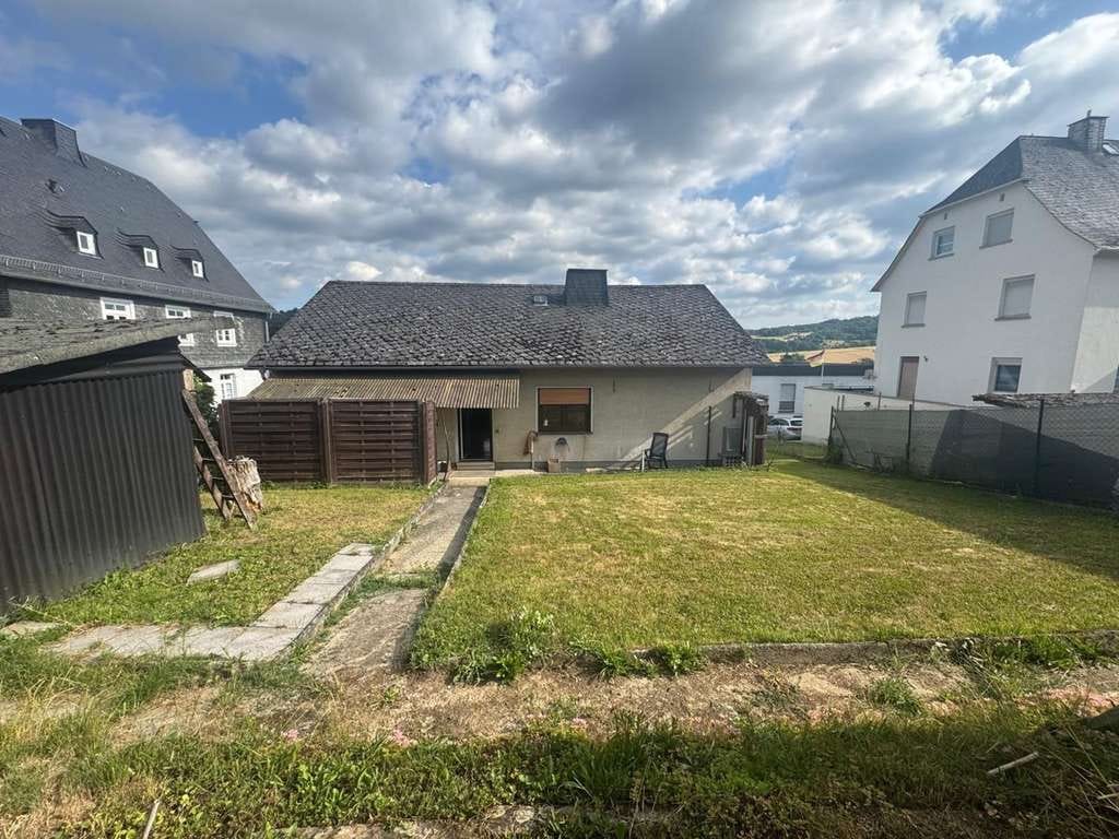 Immobilie in Herborn - Renovierungsbedürftiges Einfamilienhaus mit Potenzial in ruhiger Lage von Herborn-Seelbach - Bild 1