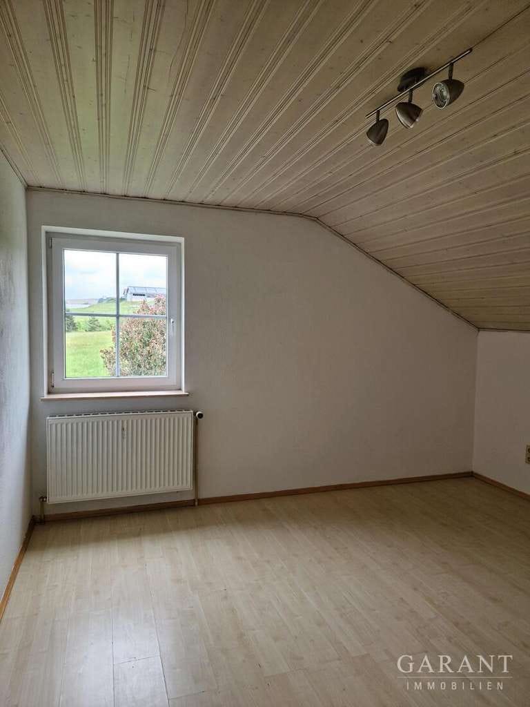 Immobilie in Hutthurm - Charmante 3 Zimmer-Dachgesschoss-Wohnung mit Balkon - Bild 2