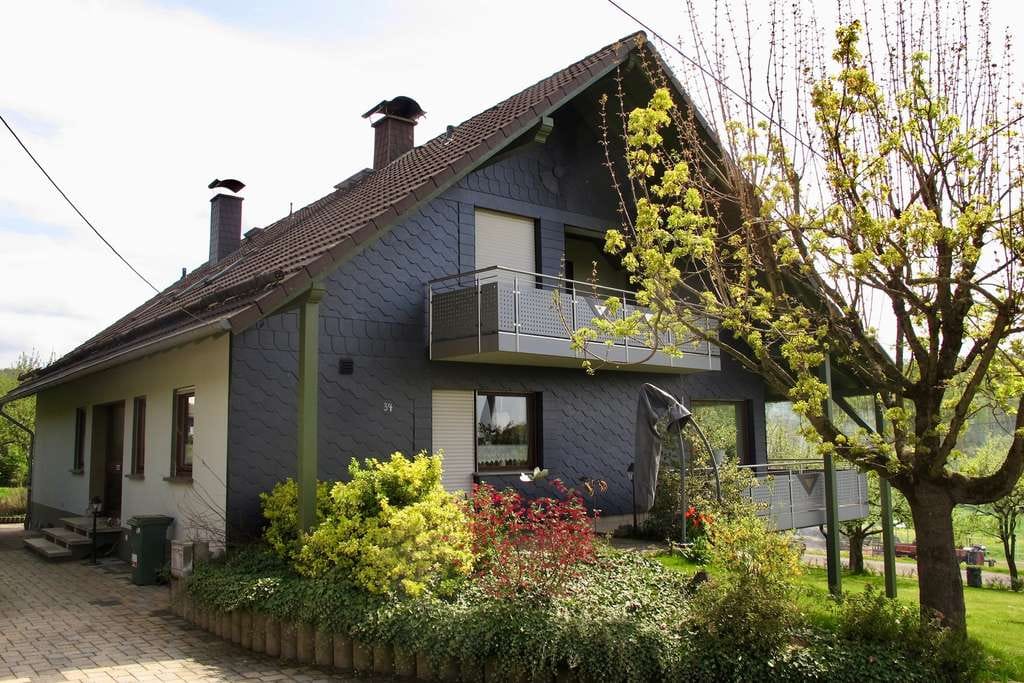 Immobilie in Laubach - MFH mit unverbaubarem Blick im Grünen, Pelletheizung & PV-Anlage, provisionsfrei - Bild 0