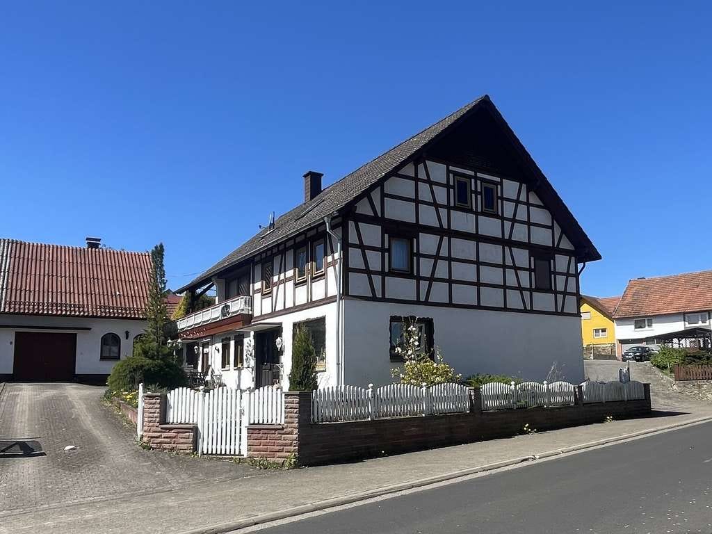Immobilie in Freiensteinau - Viel Raum für Ideen: Fachwerkhaus mit großem Grundstück & Potenzial! - Bild 2