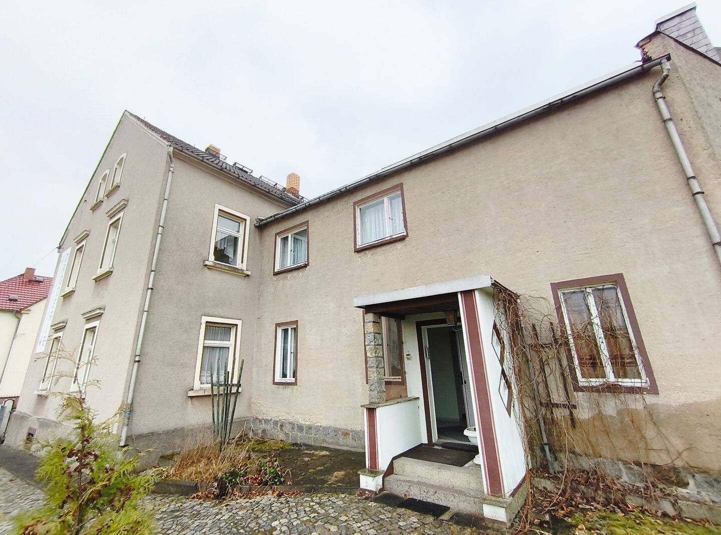 Immobilie in Großharthau - Zweifamilienhaus mit großem Baugrundstück, Nebengelass, auch für Gewerbe, zentral in Großharthau - Bild 2