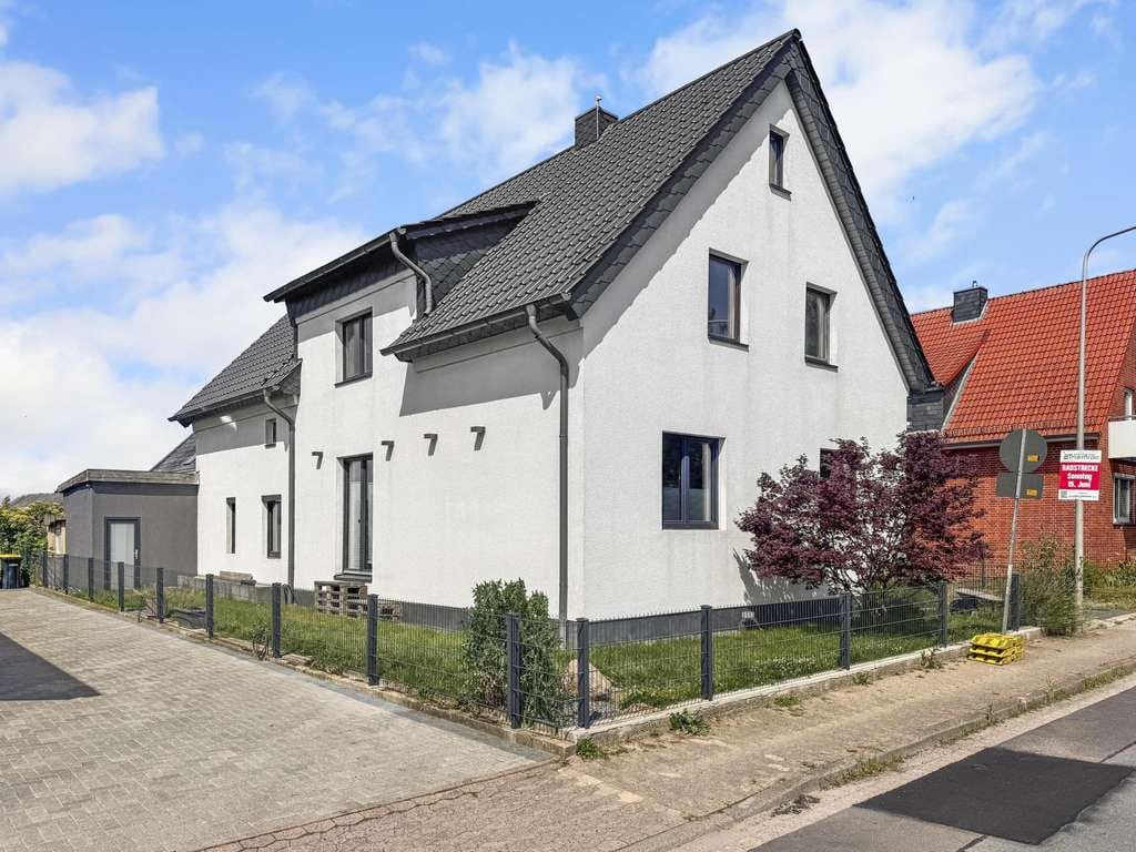 Immobilie in Wunstorf - Ein- oder Zweifamilienhaus mit Smart Home – Obergeschoss mit Potenzial - Bild 1