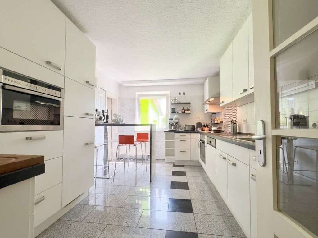 Immobilie in Ettringen - Einfamilienhaus als Wohnoase in Ettringen: Stilvoll saniert mit Garten & Wohnmobil-Garage - Bild 3