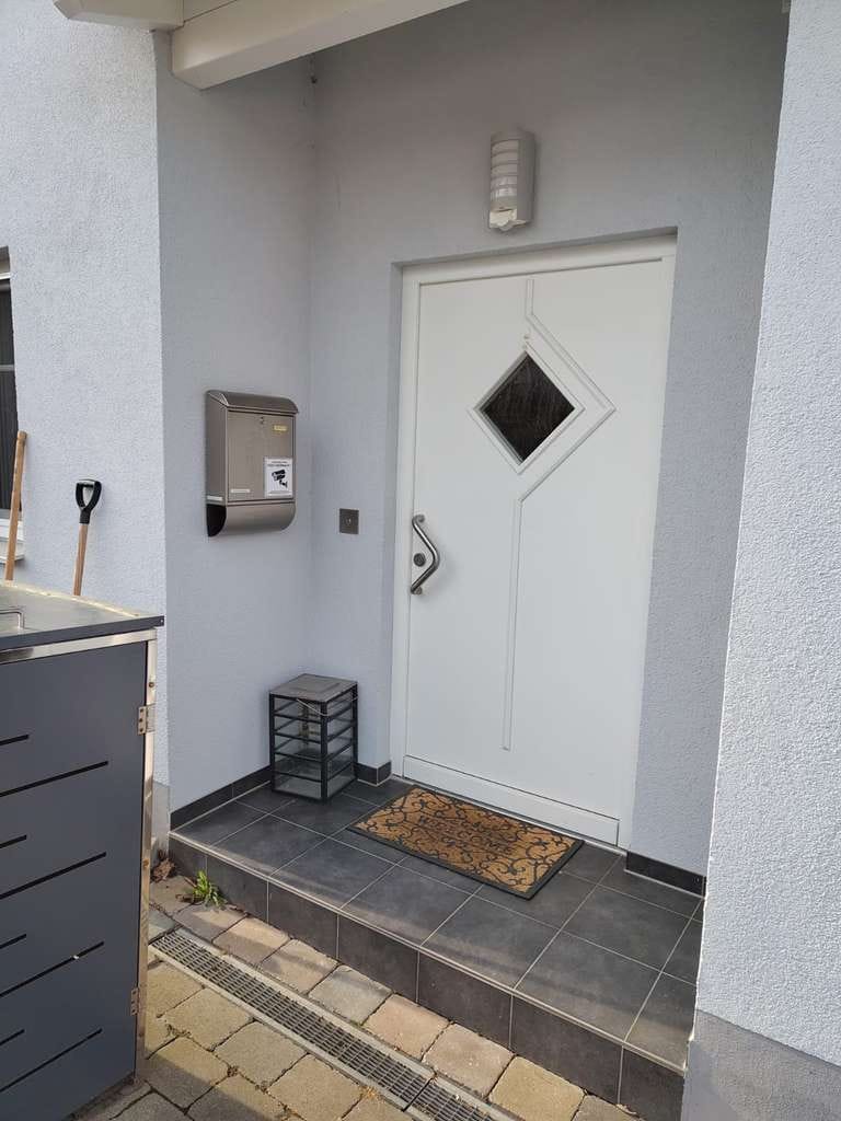 Immobilie in Hebertsfelden - Modernes Einfamilienhaus mit Gewerberaum, PV-Anlage & Doppelgarage - Bild 1