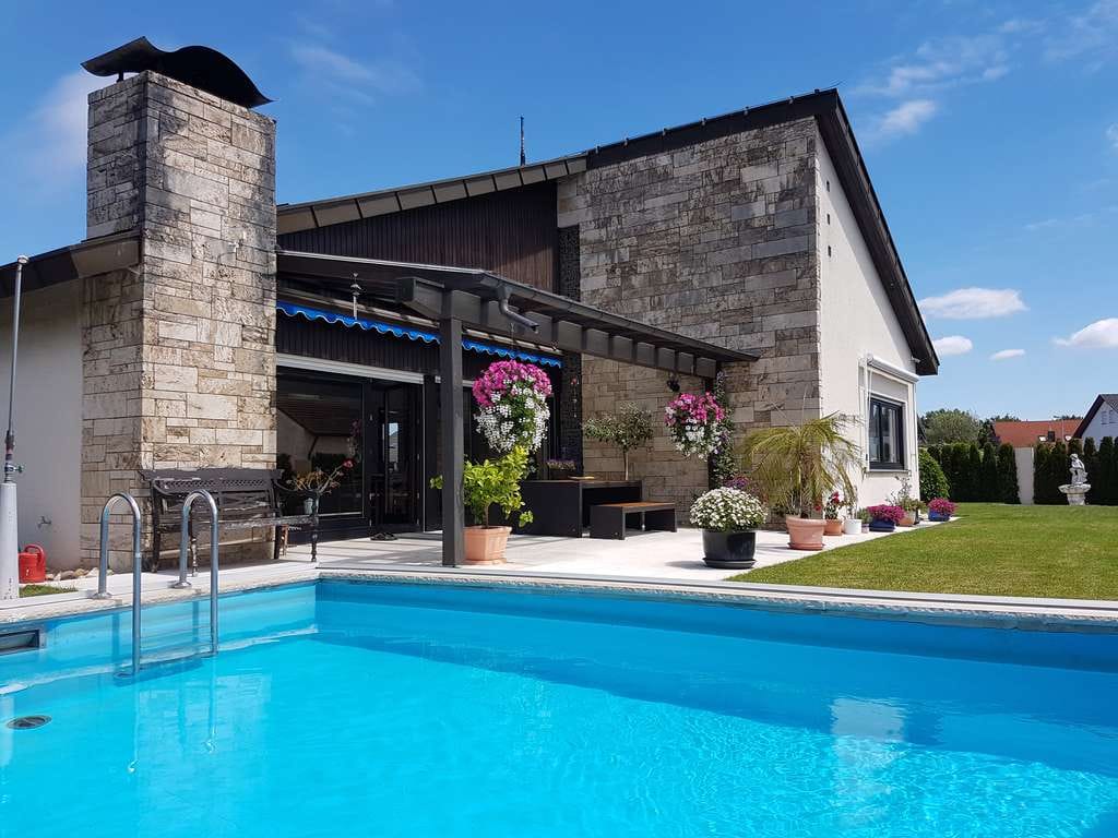 Immobilie in Hirrlingen - Freistehendes Luxus-Traumhaus im Kreis Tübingen: Top-gepflegt durch ständige Sanierung, mit Pool, Sa - Bild 1