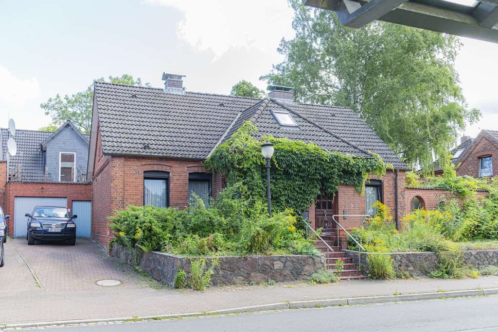 Immobilie in Lauenburg/Elbe - 2 Häuser zum Preis von einem + herrlicher Garten - Bild 1