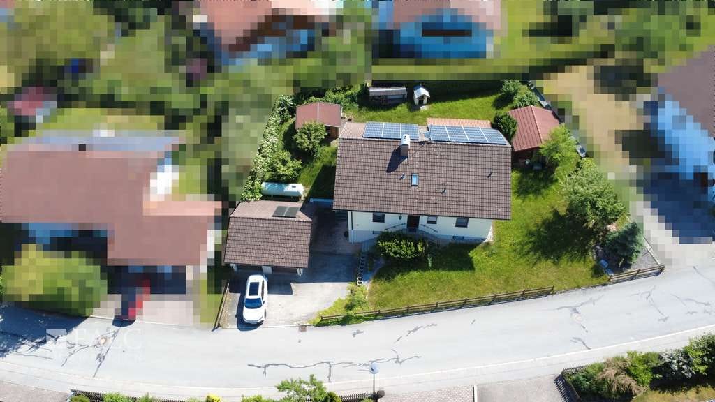 Immobilie in Johanniskirchen - Attraktives Einfamilienhaus mit Doppelgarage, PV-Anlage und ausgebautem Keller - Bild 1