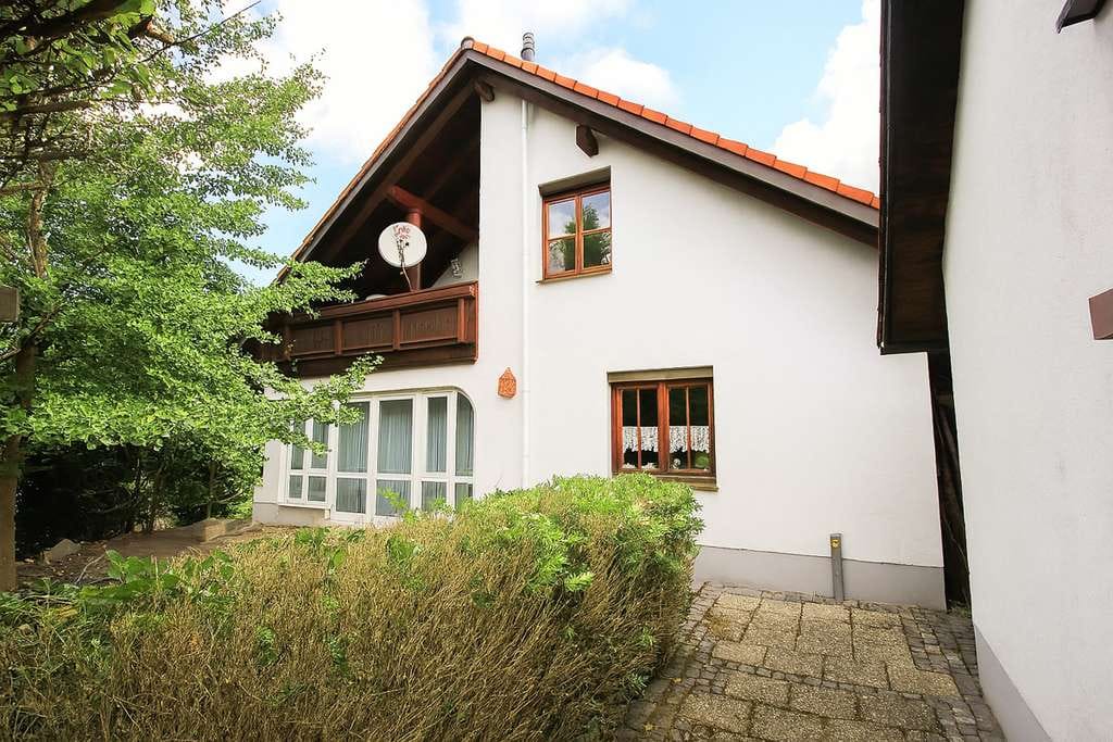 Immobilie in Ergoldsbach - Familienfreundliches Einfamilienhaus in ruhiger Lage mit eingewachsenem Garten und Ausbaureserve - Bild 0