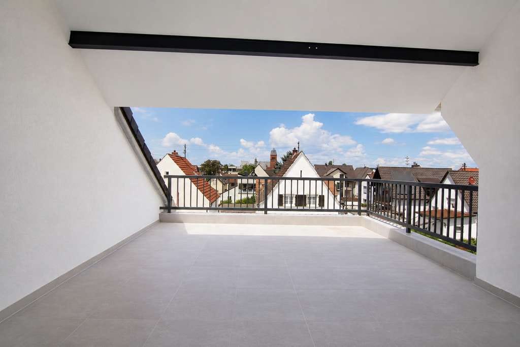 Immobilie in Maxdorf - Kernsaniert auf Neubauniveau: Moderne 4-Zimmer-Dachgeschosswohnung mit überdachter Dachterrasse - Bild 1