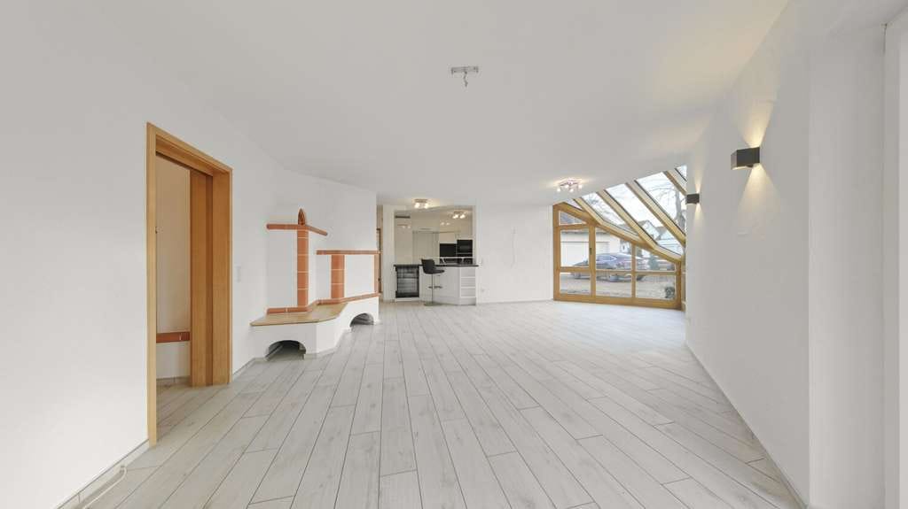 Immobilie in Adelsdorf - Einfamilienhaus mit Pool und zusätzlicher Halle auf großzügigem Grundstück - Bild 1