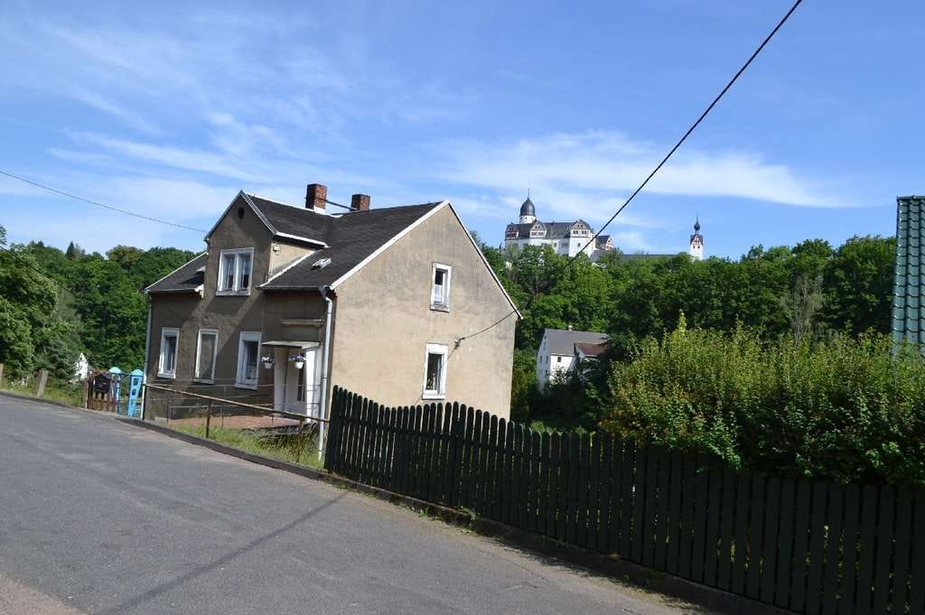 Immobilie in Lunzenau - Wohnhaus mit einer vermieteten Wohneinheiten + positivem Bauvorbescheid für ein Einfamilienhaus - Bild 0