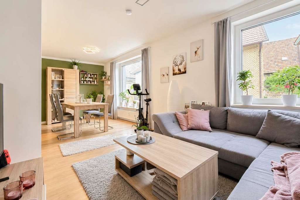 Immobilie in Bodenheim - Das blaue Haus von Bodenheim – bereits top saniert! Für Menschen, die ankommen statt sanieren wollen - Bild 1