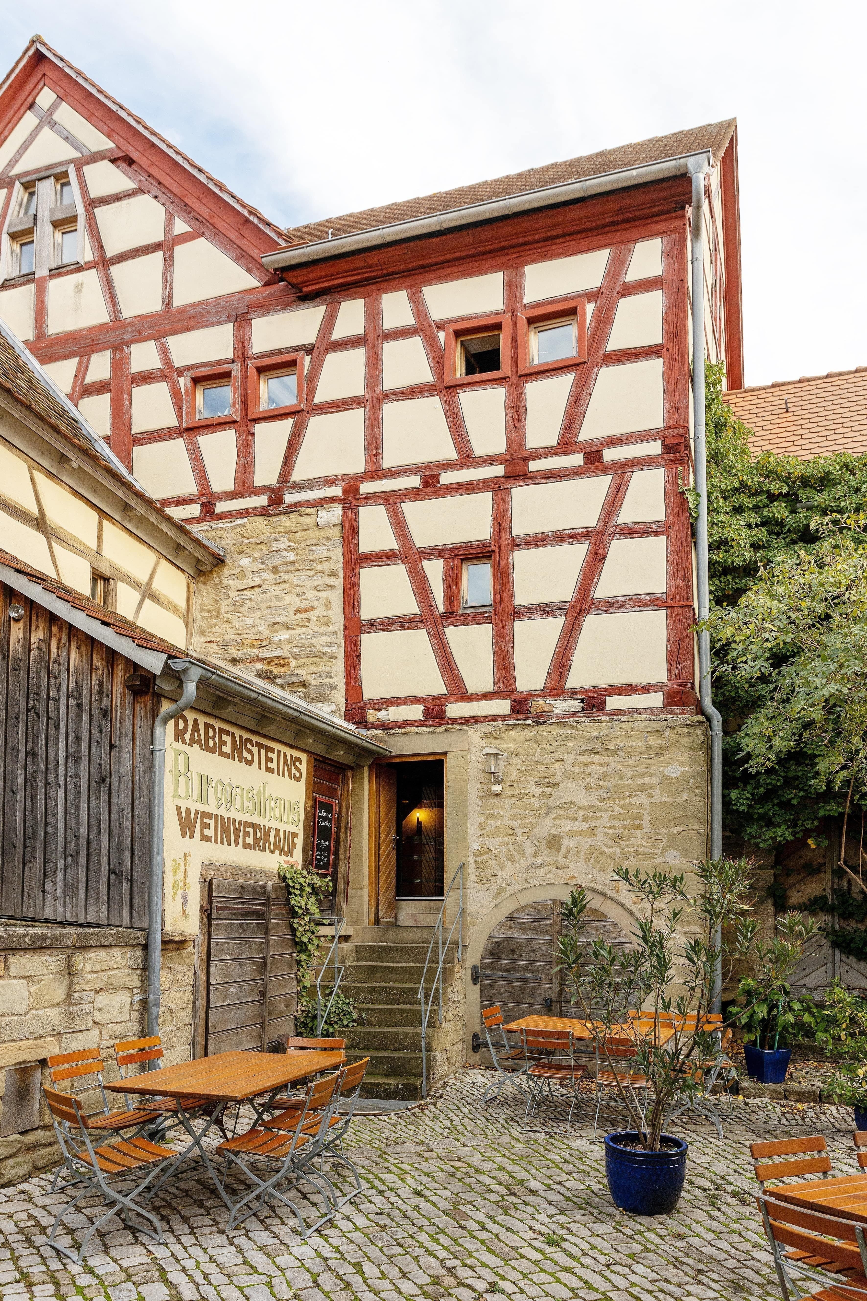 Immobilie in Willanzheim - Mittelalterliches Eckhaus der Kirchenburganlage - saniert und bezugsfähig - Gaststätte im EG kann auch zu Wohnzwecken umgenutzt werden - Bild 0