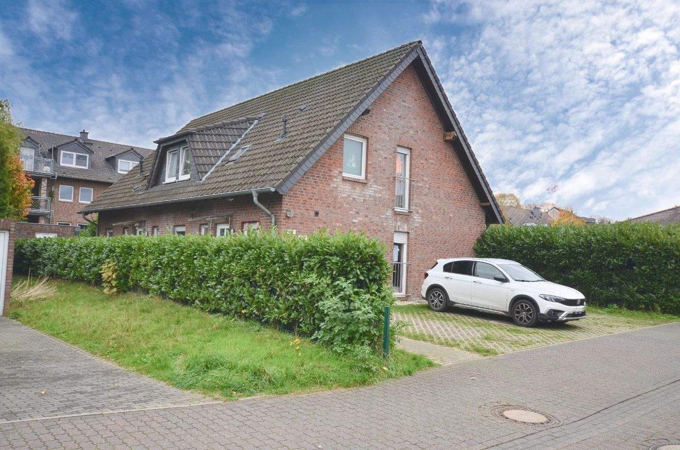 Immobilie in Bedburg-Hau - Kapitalanlage mit Zukunft - Voll vermietetes modernes und gepflegtes 3-Parteienhaus im Reihenhausstil in Bedburg-Hau - Bild 0