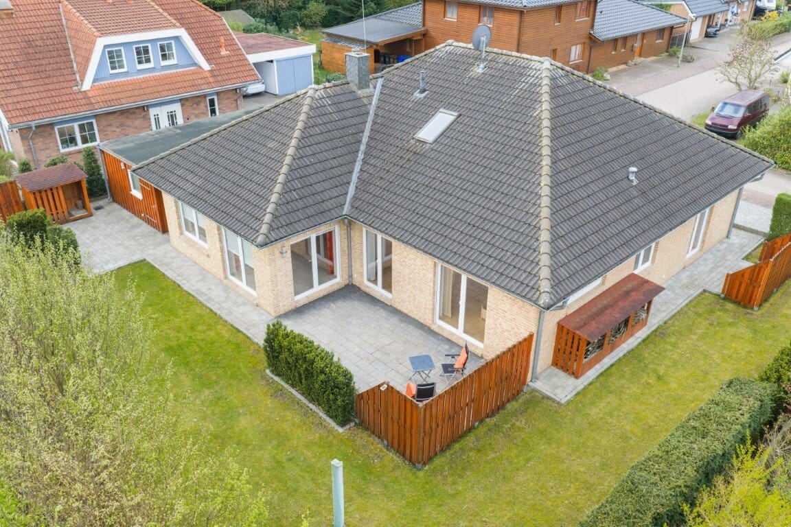 Immobilie in Großenaspe - Moderner Bungalow mit Solaranlage: Jahresertrag 3000 Euro -   in ruhiger Lage in Großenaspe - Nähe Bad Bramstedt! - Bild 1