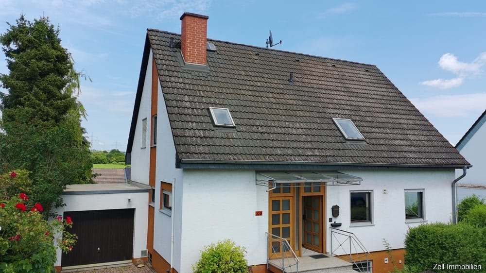 Immobilie in Walluf - Großes Einfamilienhaus mit schönem Garten und Garage in begehrter Wohnlage - Bild 0