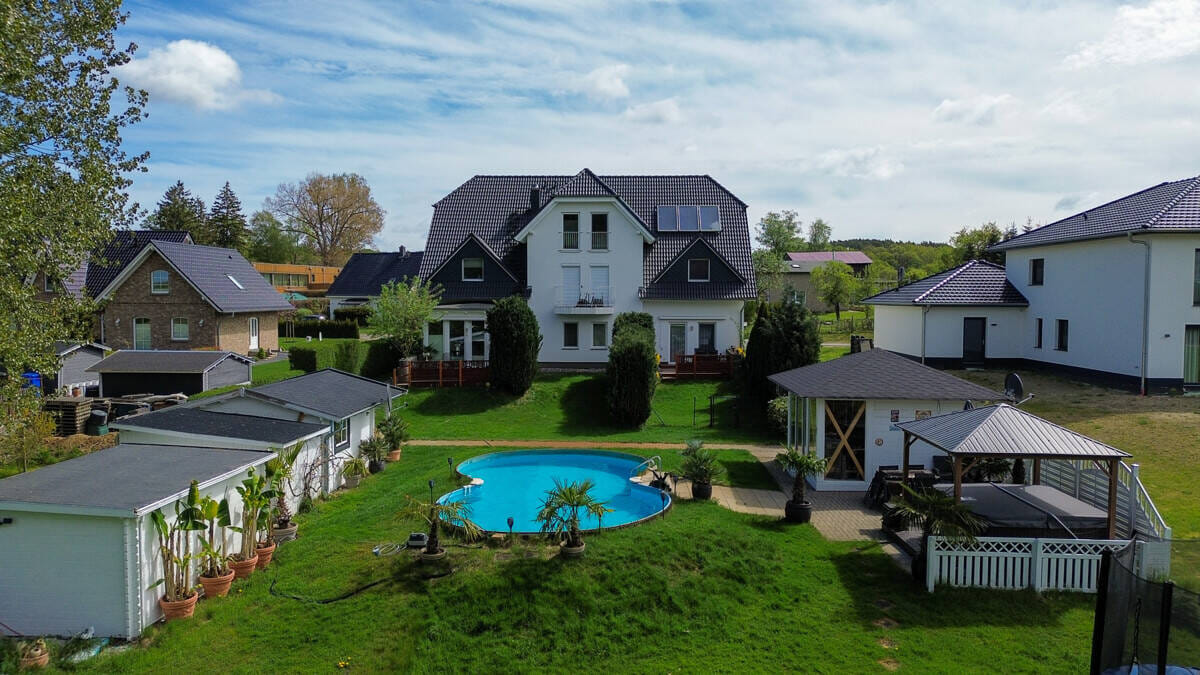 Immobilie in Benz - Moderne Eigentumswohnung mit großem Balkon & Pool - ideal als stilvoller Zweitwohnsitz oder komfortables Zuhause - Bild 0