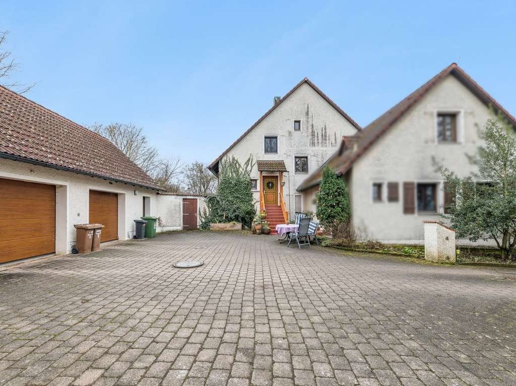 Immobilie in Westheim - Großzügiges Einfamilienhaus mit Einliegerwohnung und großem Grundstück in Westheim - Bild 1