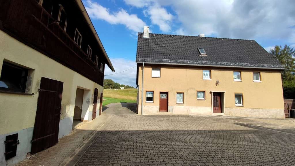 Immobilie in Werdau - Sanierungsbed. Wohnhaus mit denkmalgeschütztem Wirtschaftsgebäude + Garage - Bild 0