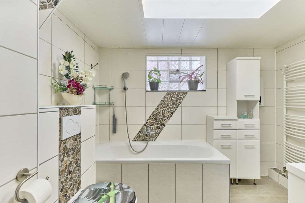 Immobilie in Insheim - Exklusive Wohlfühlimmobilie mit traumhaftem Garten, Pool und Terrasse - Bild 3