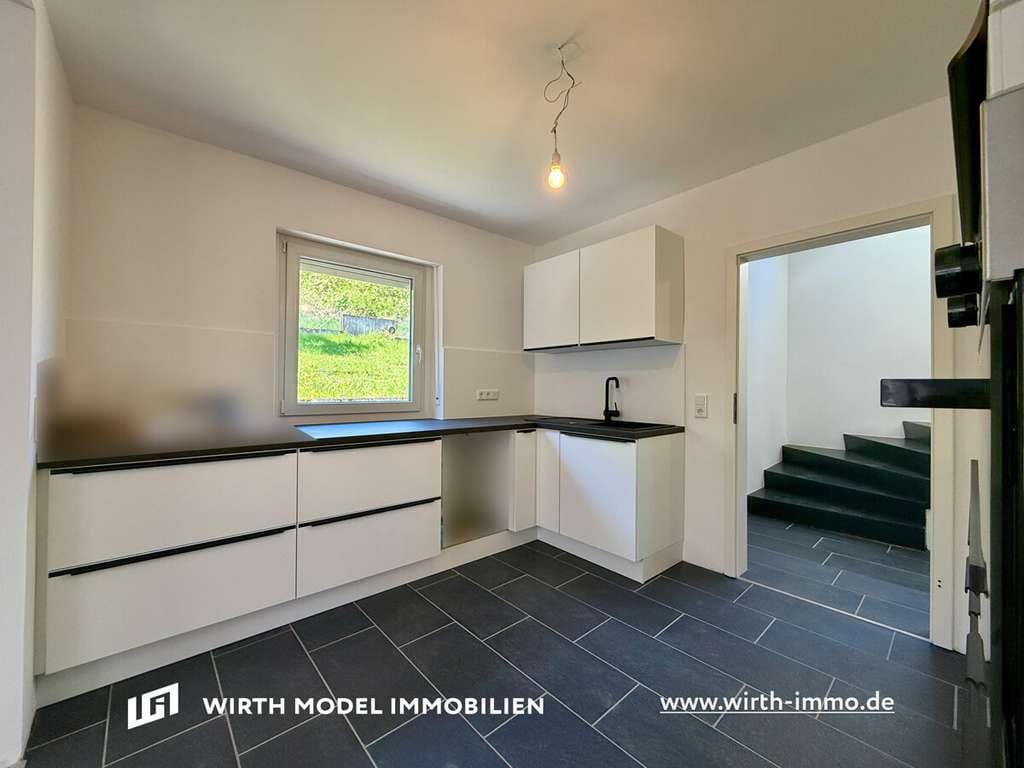 Immobilie in Dittelbrunn - Renoviertes freistehendes Einfamilienhaus mit großem garten und Garage in Dittelbrunn - Bild 2