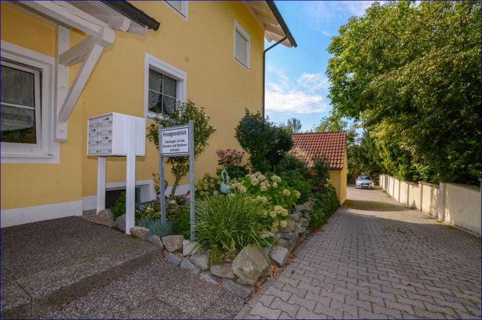 Immobilie in Aidenbach - Zentral und in der Natur - Aidenbach
Charmante und großzügige Erdgeschoss-Wohnung
Gartenanteil mit großer Terrasse - Bild 0