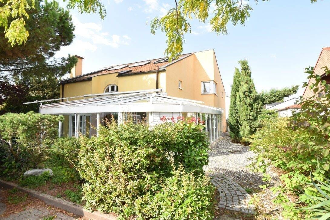 Immobilie in Limburgerhof - Stilvolles Einfamilienhaus mit schönem Wintergarten und Einliegerwohnung - Bild 1