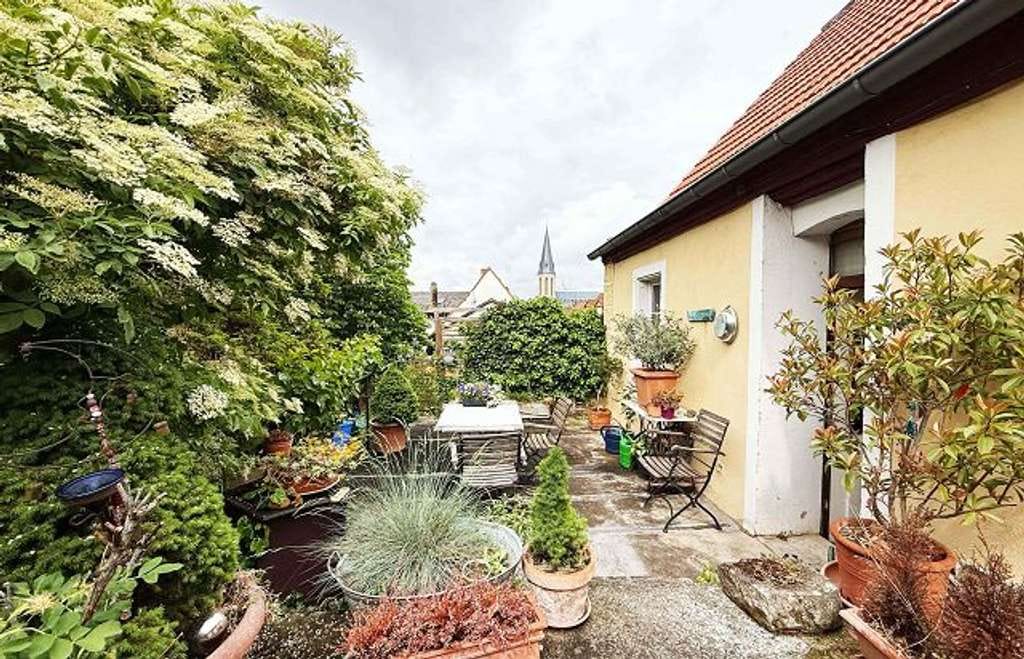 Immobilie in Flonheim - Investoren aufgepaßt: Historisch bedeutendes Kulturdenkmal mit Nebengebäude und Garten im Innenhof - Bild 0