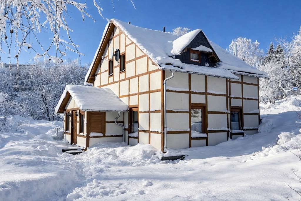 Immobilie in Oberwiesenthal - 1A-Lage direkt an der Skipiste – bezugsfertiges Ferienhaus mit Wellness in Oberwiesenthal! - Bild 2