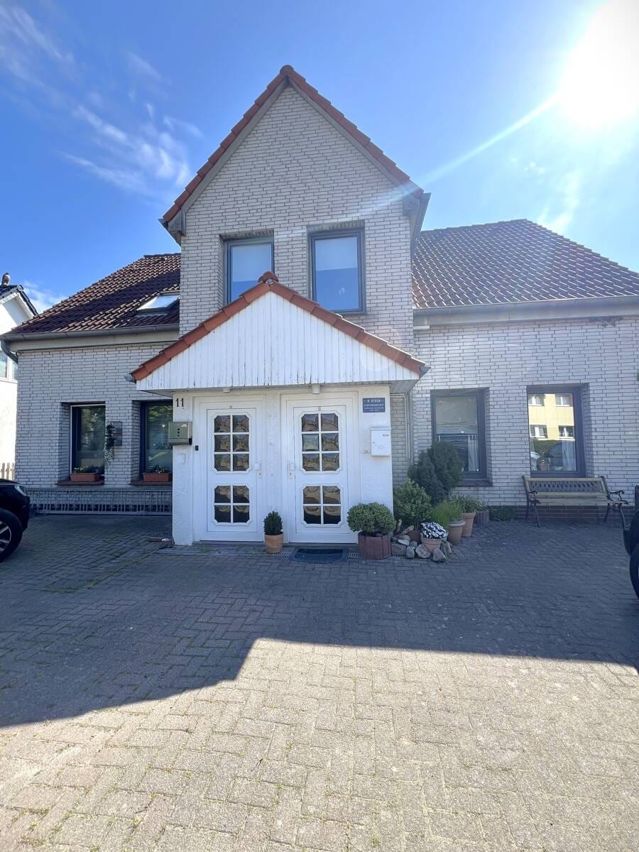 Immobilie in Reinfeld - Mehrfamilienhaus mit 9 Einheiten, Garten, Stellplätzen und Garagen - Bild 0