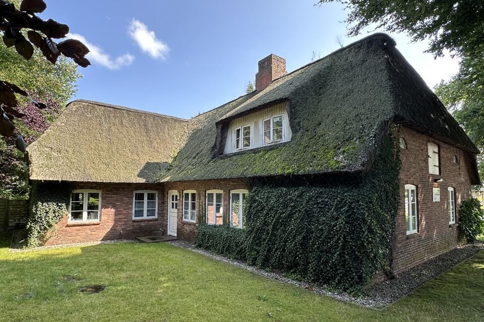 Immobilie in Risum-Lindholm - Kapitalanlage: Großes Reetdachanwesen mit 2 Wohnungen und Praxisräumen - Bild 0