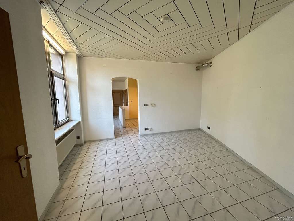Immobilie in Bendorf - Solide 2-ZKB-Eigentumswohnung in Bendorf – EG, bezugsfrei, mit Einbauküche - Bild 1
