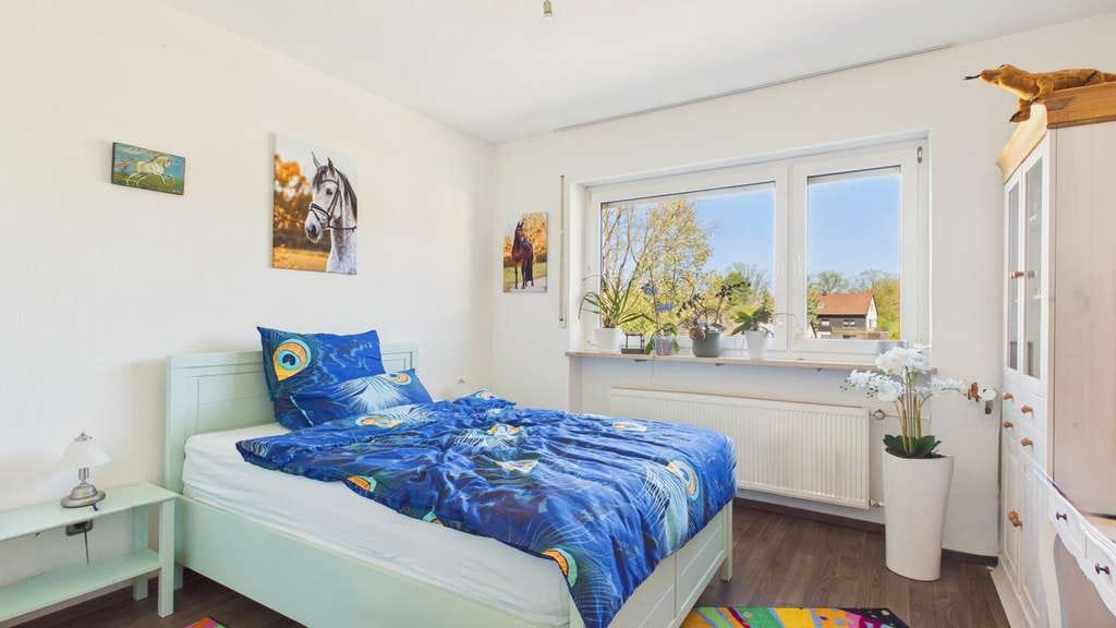 Immobilie in Roßtal - Vielseitiges, gepflegtes Zweifamilienhaus mit Garten - Bild 3