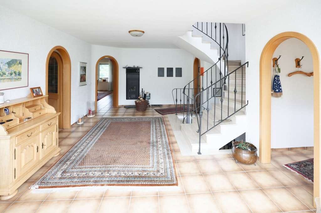 Immobilie in Cochem - Einziehen & wohlfühlen-Attraktives EFH mit 2 Balkonen u. Garage in ruhiger Moselblicklage von Cochem - Bild 1
