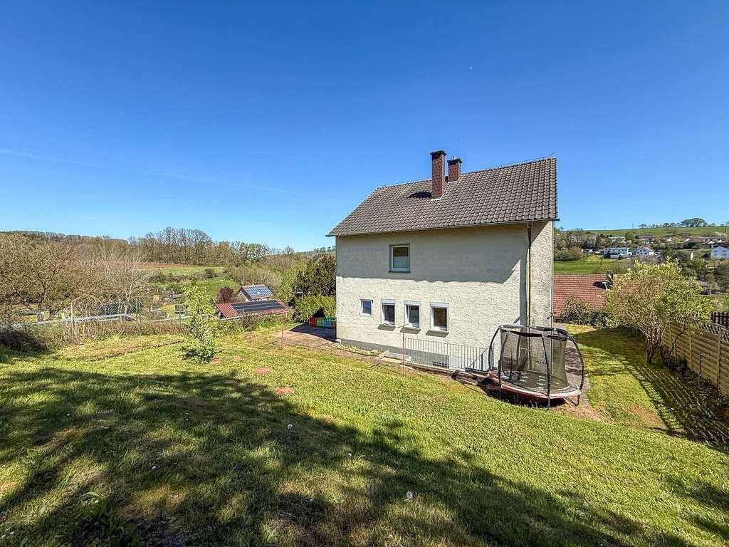 Immobilie in Wallhalben - FAMILIENGLÜCK - Freistehendes Einfamilienhaus mit großem Garten und Garage in 66971 Wallhalben - Bild 1