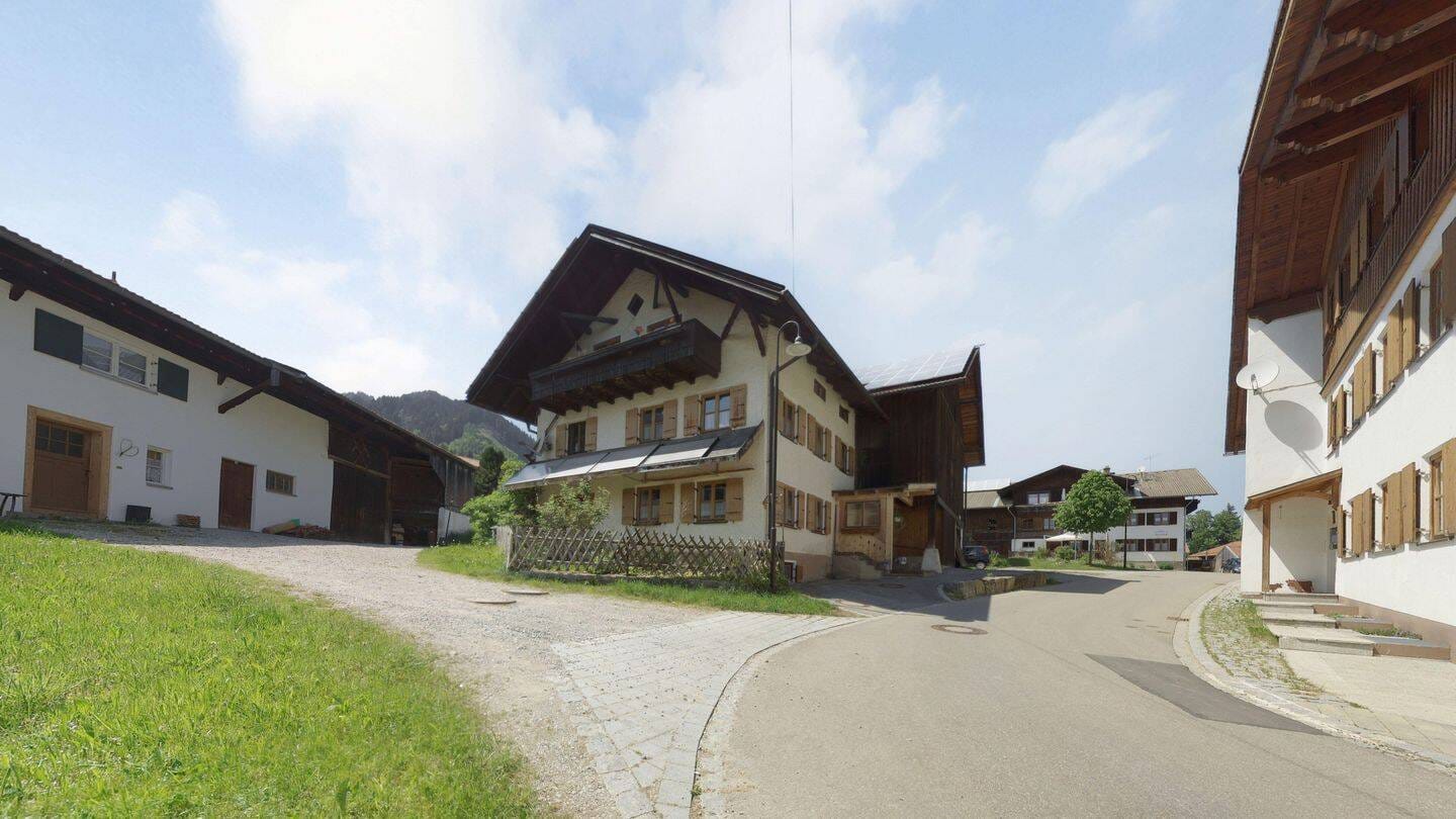 Immobilie in Pfronten - Historisches Allgäuer Wohnhaus mit unverbaubarem Alpenpanorama, großer Tenne und außergew. Entwicklungspotential. - Bild 1