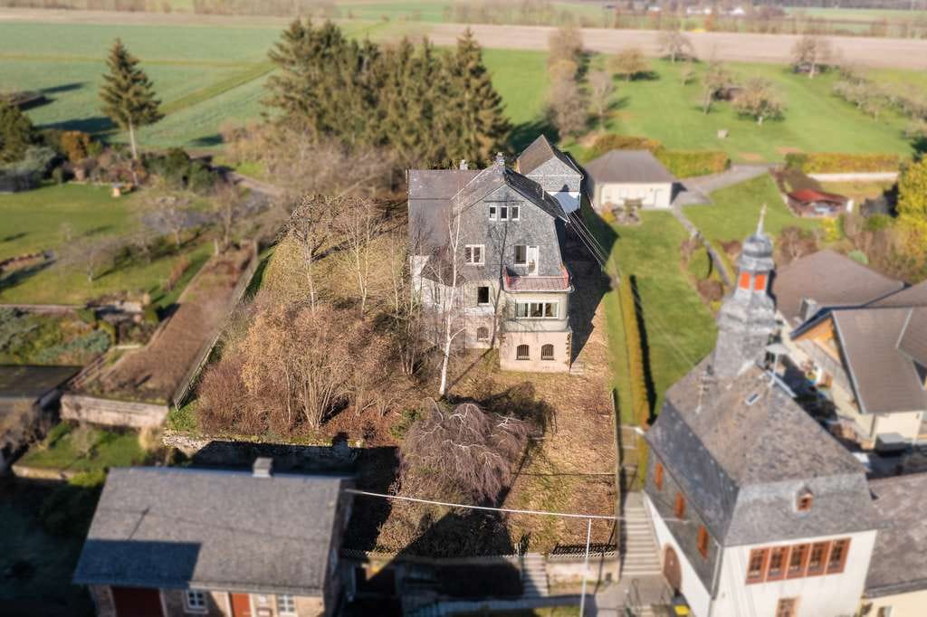 Immobilie in Ellern (Hunsrück) - Repräsentatives Pfarrhaus in erhabener Blicklage mit imposanter Aussicht auf den Soonwald - Bild 1