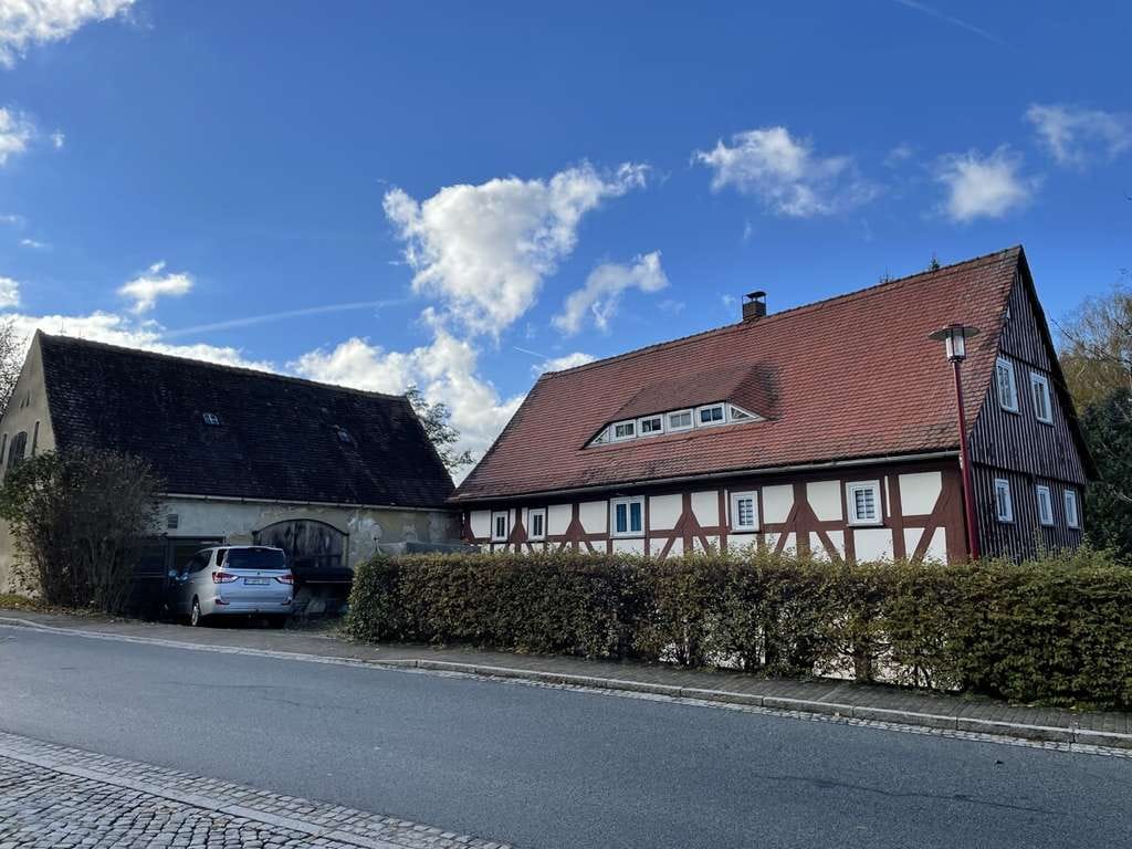 Immobilie in Jonsdorf - Denkmalgeschütztes Mehrfamilienhaus mit Scheune im Kurort Jonsdorf - Bild 0