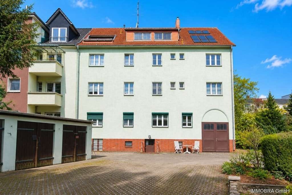 Immobilie in Brandenburg an der Havel - Gepflegtes Mehrfamilienhaus mit 7 Wohneinheiten, Garagen und zusätzlichem Baugrundstück - Bild 0