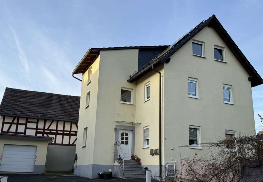Immobilie in Gladenbach - Geräumiges, renoviertes Haus mit Garten in Mornshausen; Zweietagen-Wohneinheit plus DG-WE - Bild 0