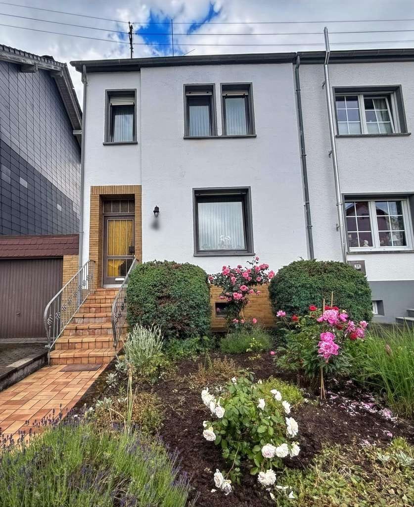 Immobilie in Ensdorf/Saar - Schönes Reihenendhaus auf einem großzügigen Grundstück in zentraler Lage von Ensdorf - Bild 1