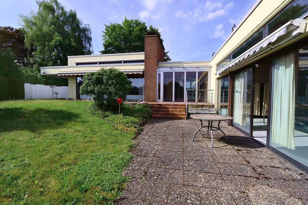 Immobilie in Althütte - Wohnen mit Stil: Architekten-Bungalow mit Sauna, Schwimmhalle, Gartenidylle und Privatsphäre - Bild 2