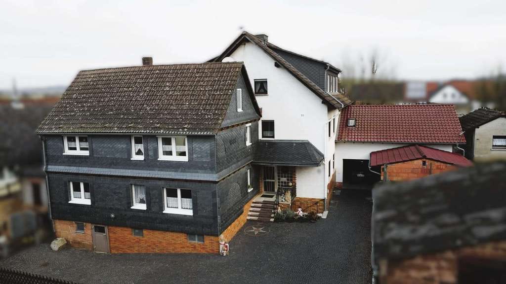 Immobilie in Münchhausen - Zwei gepflegte Wohnhäuser in Münchhausen zu verkaufen - Bild 0